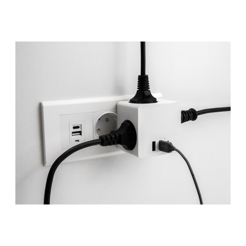 Delock Steckdosenwürfel 3-fach mit Kindersicherung und USB Ladegerät weiß